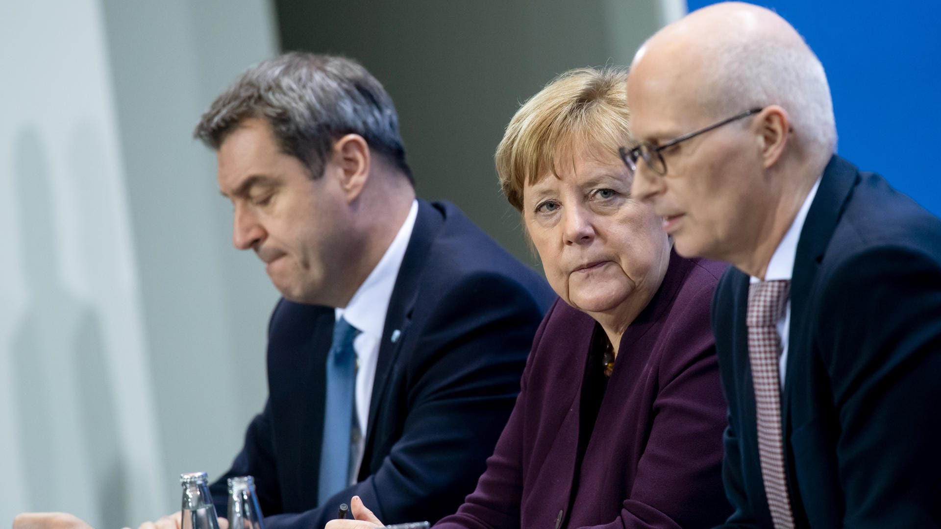 Markus Söder, Angela Merkel und Peter Tschentscher nach dem ersten Corona-Krisengipfel im März 2020. Markus Söder, Angela Merkel und Peter Tschentscher nach dem ersten Corona-Krisengipfel im März 2020.