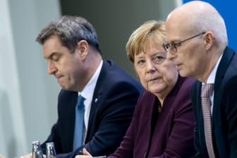 Markus Söder, Angela Merkel und Peter Tschentscher nach dem ersten Corona-Krisengipfel im März 2020.