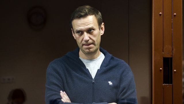 Der russische Oppositionspolitiker Alexej Nawalny hinter einer Glasscheibe während einer Anhörung vor dem Bezirksgericht Babuskinsky.
