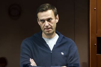 Der russische Oppositionspolitiker Alexej Nawalny hinter einer Glasscheibe während einer Anhörung vor dem Bezirksgericht Babuskinsky.