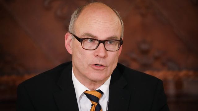 Ties Rabe (Archivbild): Er ist zuversichtlich, dass in Hamburg weitere Öffnungsmaßnahmen an den Schulen greifen können. Ties Rabe (Archivbild): Er ist zuversichtlich, dass in Hamburg weitere Öffnungsmaßnahmen an den Schulen greifen können.