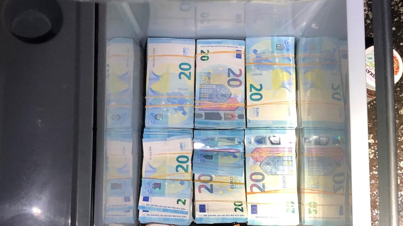 In einer Tiefkühltruhe verstecktes Bargeld: Der Autofahrer gab an, nicht der Besitzer der Geldes zu sein.
