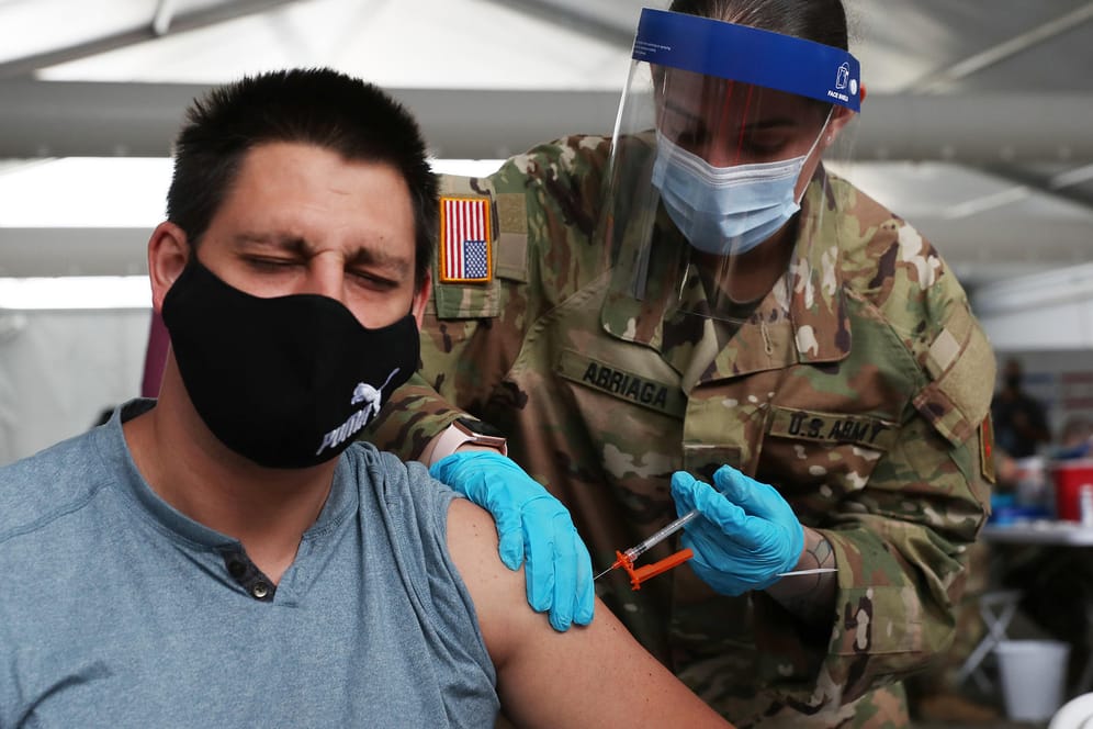 US-Soldatin im Impfzentrum in Florida: Jeder vierte Erwachsene hat bereits eine Dosis bekommen.
