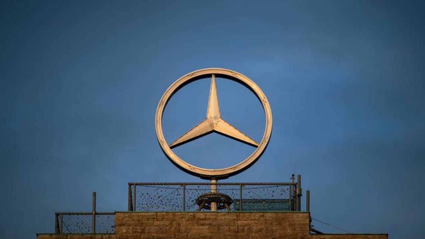 Der Mercedes-Stern sitzt auf dem Turm des Hauptbahnhofs: Wegen Umbauarbeiten muss der Stern abgenommen werden.