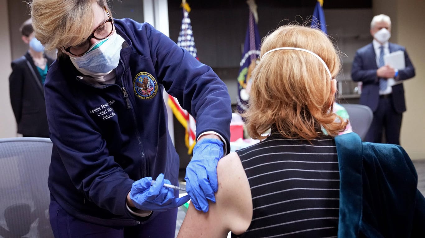 Impfung in Washington: In den USA starben bislang mehr als eine halbe Million Menschen am Coronavirus.