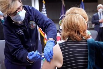 Impfung in Washington: In den USA starben bislang mehr als eine halbe Million Menschen am Coronavirus.