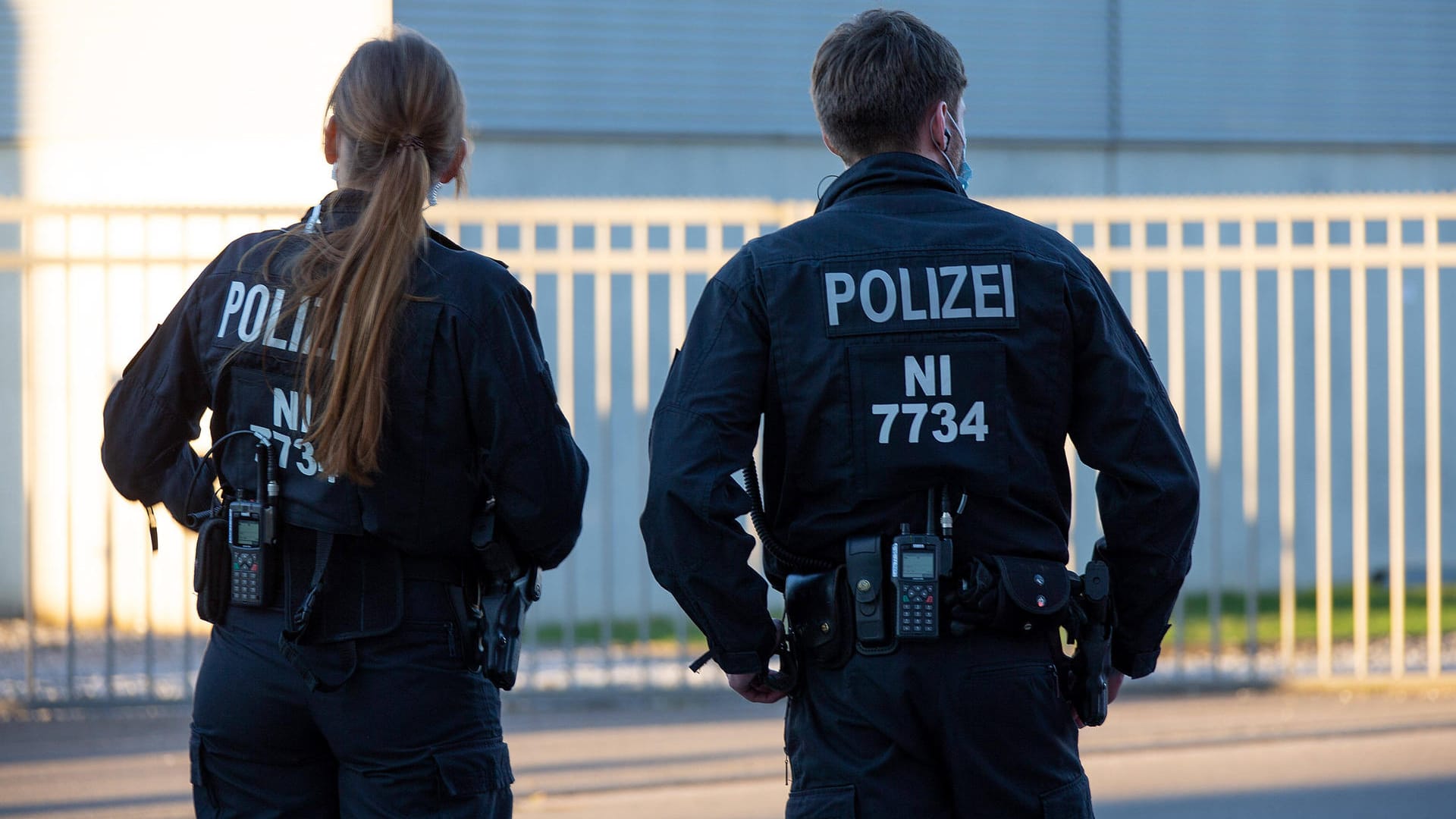 Eine Polizistin und ein Polizist (Symbolbild): Die Gewerkschaft der Polizei schließt Mitglieder der AfD aus.