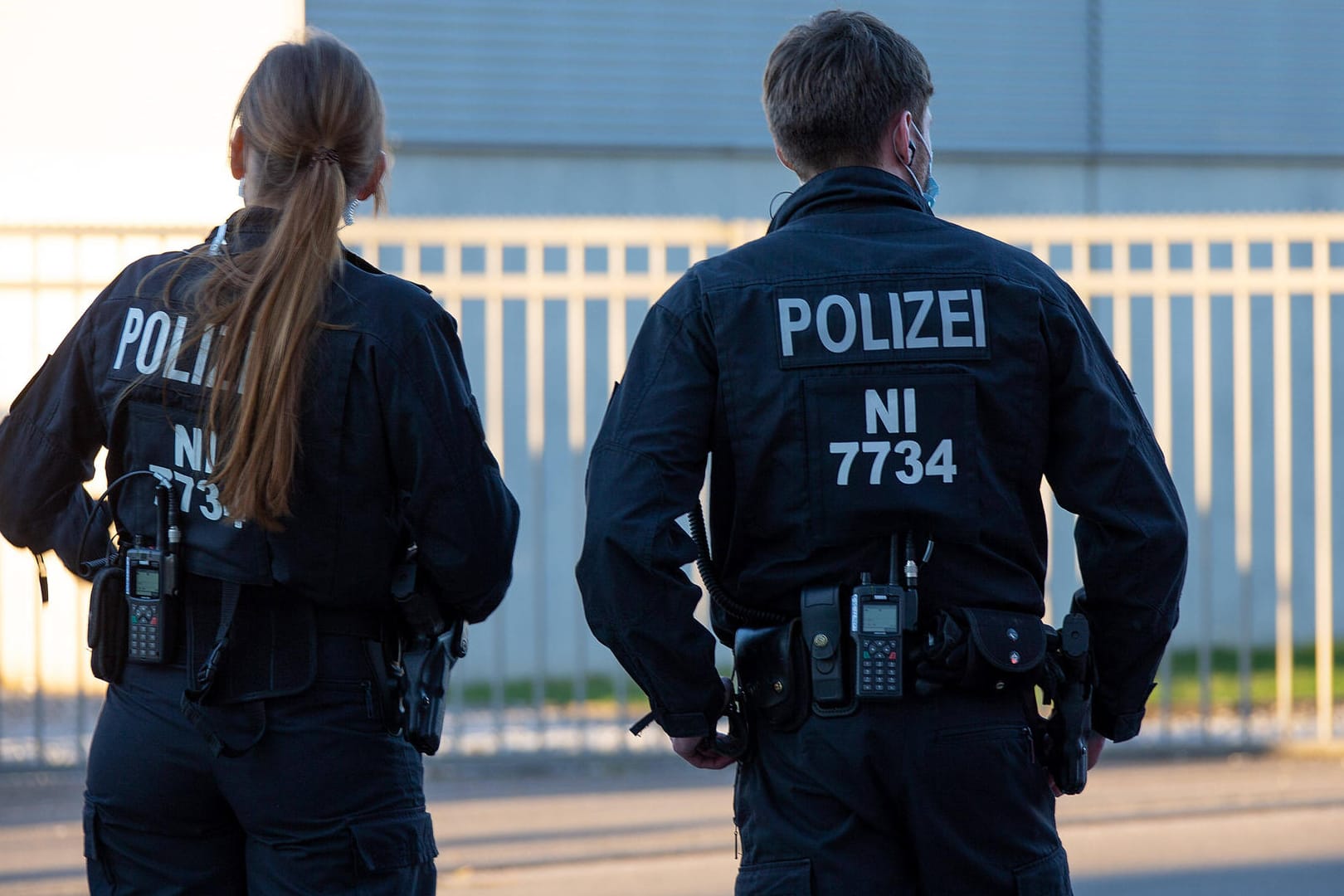 Eine Polizistin und ein Polizist (Symbolbild): Die Gewerkschaft der Polizei schließt Mitglieder der AfD aus.