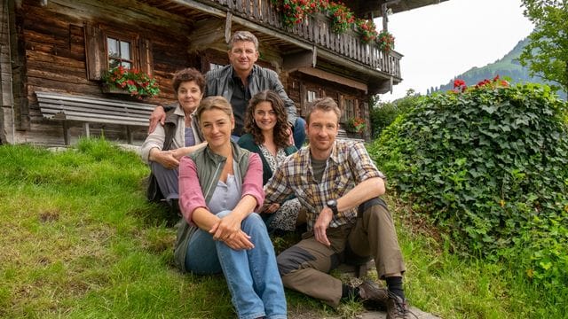 Die Fernsehfamilie des "Bergdoktors" (hinten): Bei ihnen ist immer was los.