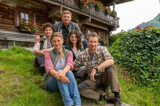 Die Fernsehfamilie des "Bergdoktors" (hinten): Bei ihnen ist immer was los.