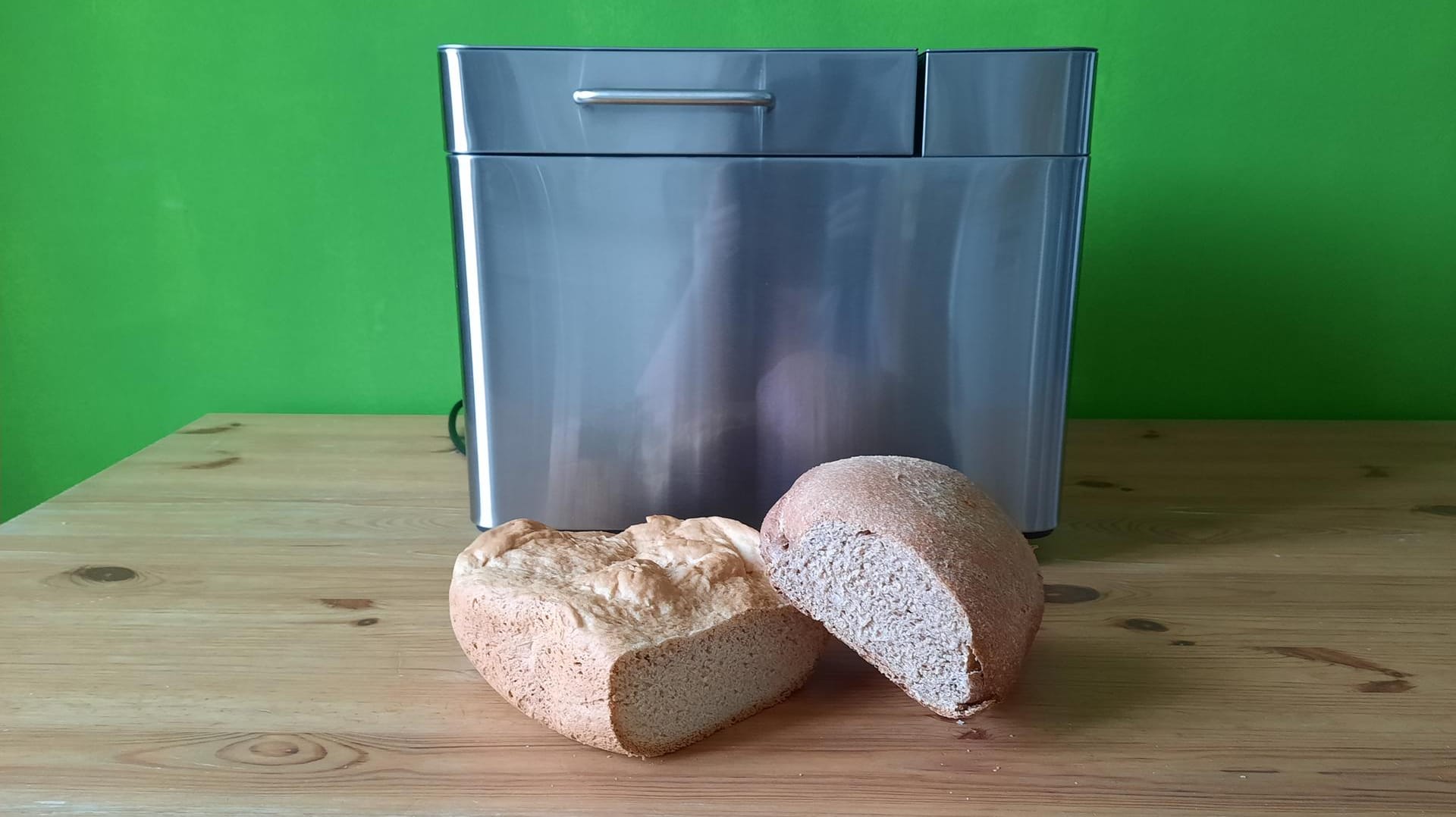 Der Unold Backmeister Edel und die zwei Brote, die wir mit ihm gebacken haben: Der zweite Versuch mit einem Dinkelvollkornbrot gelang deutlich besser.