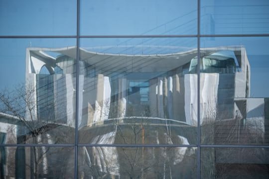 Das Bundeskanzleramt spiegelt sich in der Fassade des Bundestags-Gebäudes, dem Paul-Löbe Haus.