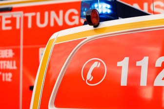 Rettungswagen der Düsseldorfer Feuerwehr (Symbolbild): Viele Twitter-Nutzer solidarisieren sich mit Rettungskräften der Feuerwehr, die mit einer Lautsprecherdurchsage für Schlagzeilen gesorgt haben.
