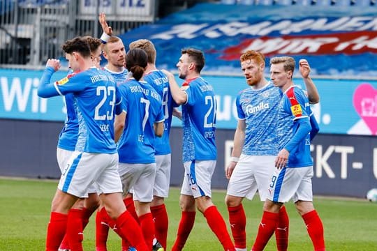 Wegen mehrerer positiver Tests muss die gesamte Mannschaft von Holstein Kiel in Quarantäne.