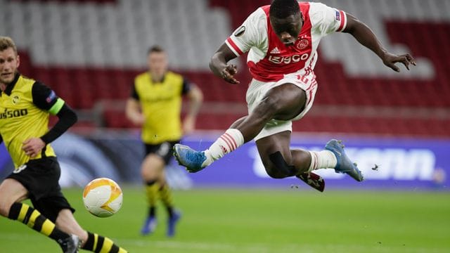 Brian Brobbey (r) wechselt von Ajax Amsterdam zu RB Leipzig.