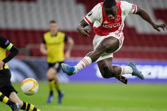 Brian Brobbey (r) wechselt von Ajax Amsterdam zu RB Leipzig.