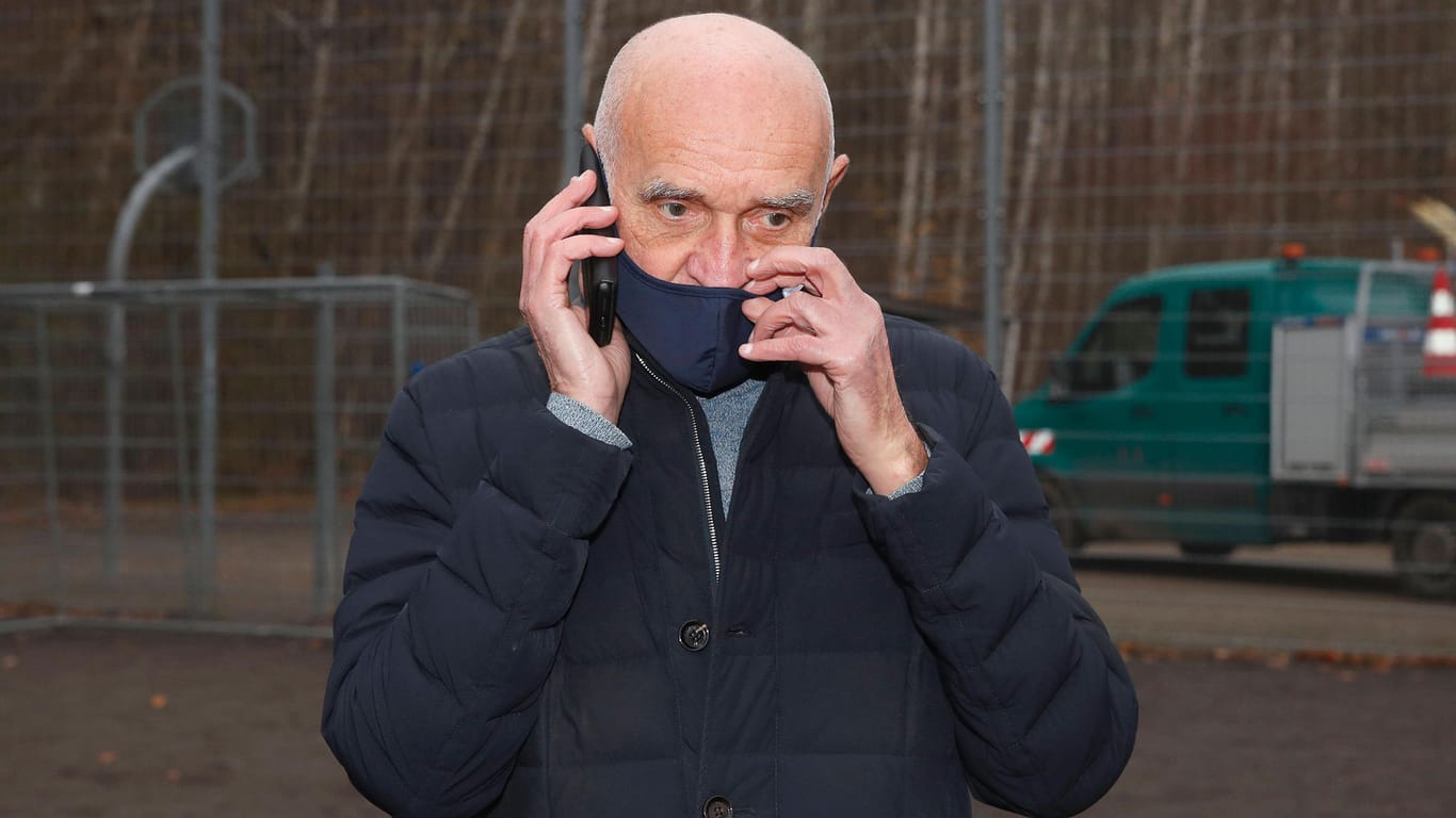Martin Kind am Telefon: Der 96-Boss weiß nichts von einem Bayern-Interesse an Ron-Robert Zieler.