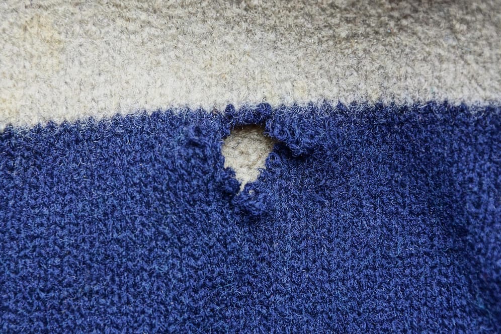 Loch: Schäden in Textilien können auch durch einen Fehler bei der Produktion entstehen.