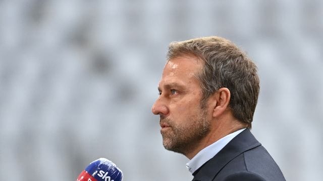 Hansi Flick will sich nicht an Spekulationen um seine Person beteiligen. Hansi Flick will sich nicht an Spekulationen um seine Person beteiligen.