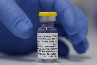 Eine Ampulle mit dem Corona-Impfstoff von Novavax steht während der Studie im St.