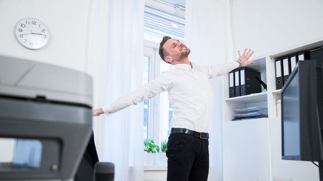 Streck dich! Orthopäden empfehlen, bei der Büroarbeit ruhig zwei- bis drei Mal pro Stunde aufzustehen und sich lang zu machen. Streck dich! Orthopäden empfehlen, bei der Büroarbeit ruhig zwei- bis drei Mal pro Stunde aufzustehen und sich lang zu machen.