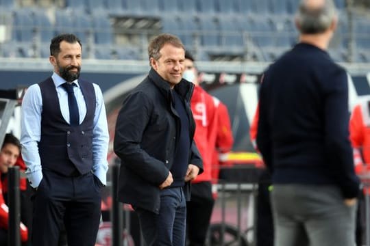 Hansi Flick (r) sieht im Umgang zwischen ihm und Sportvorstand Hasan Salihamidzic kein Problem für die Zusammenarbeit beim FC Bayern.