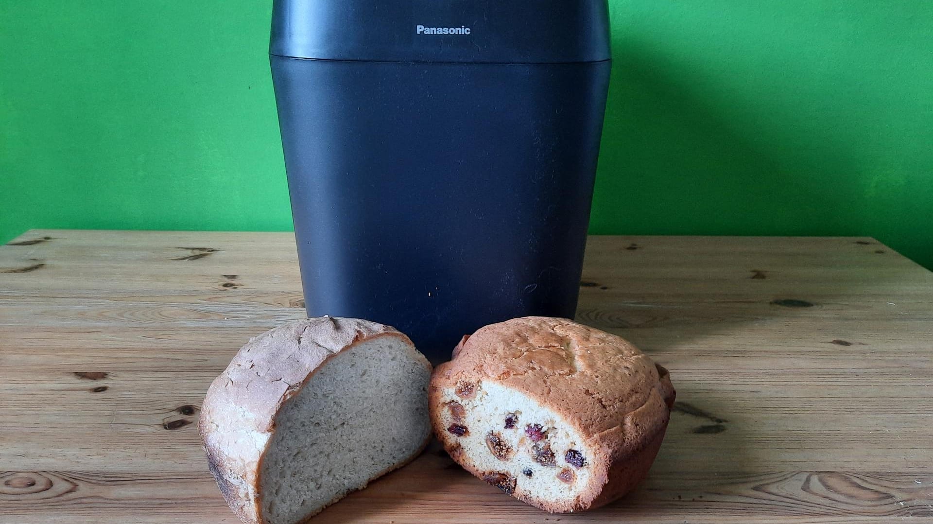 Der Croustina von Panasonic und das von ihm zubereitete Weißbrot mit toller Kruste sowie das Früchtebrot mit Cranberrys und Feigen.