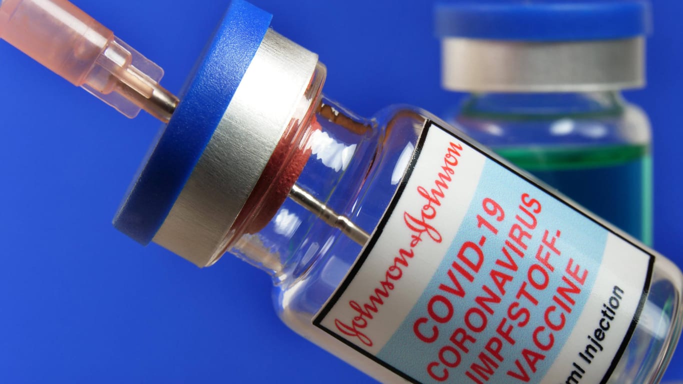 Spritze mit Impfstoff gegen Covid-19 (Symbolbild): Die Lieferung des Johnson-&-Johnson-Impfstoffs aus den USA verzögert sich.