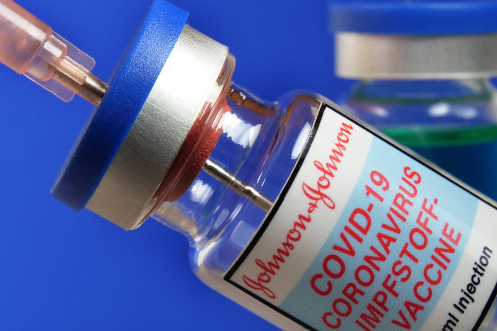 Spritze mit Impfstoff gegen Covid-19 (Symbolbild): Die Lieferung des Johnson-&-Johnson-Impfstoffs aus den USA verzögert sich.