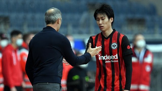 Frankfurts Trainer Adi Hütter (l) kann gegen Leipzig wieder mit Daichi Kamada planen. Frankfurts Trainer Adi Hütter (l) kann gegen Leipzig wieder mit Daichi Kamada planen.