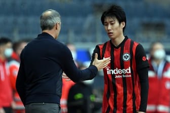 Frankfurts Trainer Adi Hütter (l) kann gegen Leipzig wieder mit Daichi Kamada planen.