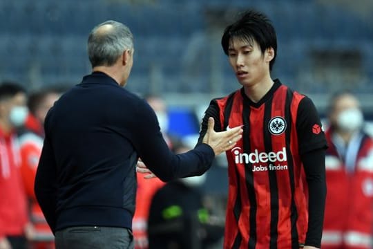 Frankfurts Trainer Adi Hütter (l) kann gegen Leipzig wieder mit Daichi Kamada planen.