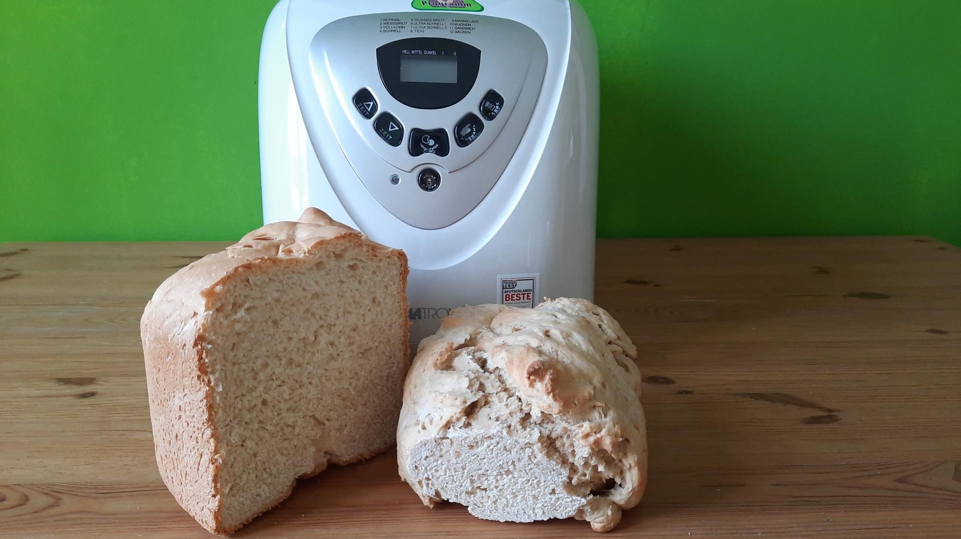 Der Brotbackautomat von Clatronic und die zwei Weißbrote aus dem Normal- und Ultra-Schnell-Programm.