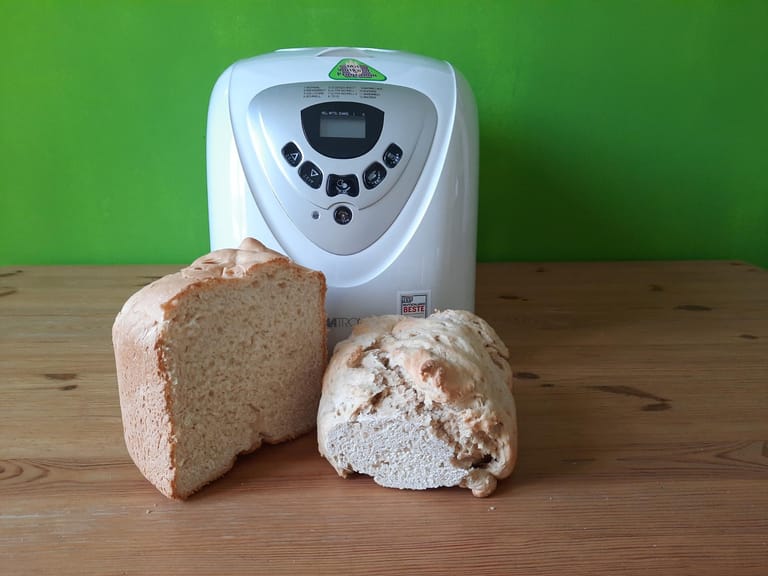 Der Brotbackautomat von Clatronic und die zwei Weißbrote aus dem Normal- und Ultra-Schnell-Programm.