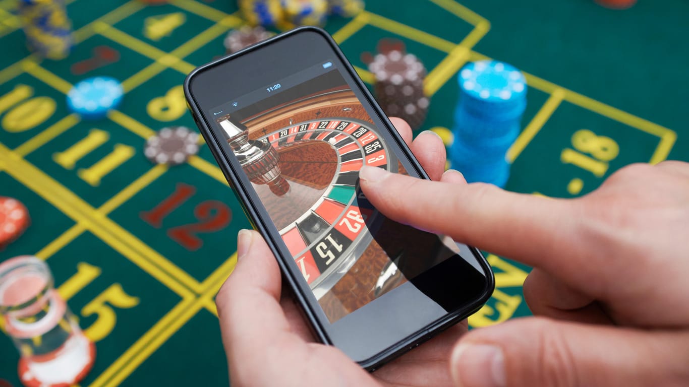 Online-Roulette auf einem Smartphone (Symbolbild): Das Gießener Landgericht hat ein Online-Casino dazu verpflichtet, einem Spieler seine Verluste zurückzuerstatten.