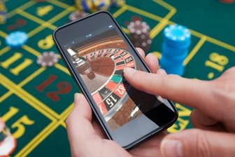 Online-Roulette auf einem Smartphone (Symbolbild): Das Gießener Landgericht hat ein Online-Casino dazu verpflichtet, einem Spieler seine Verluste zurückzuerstatten.
