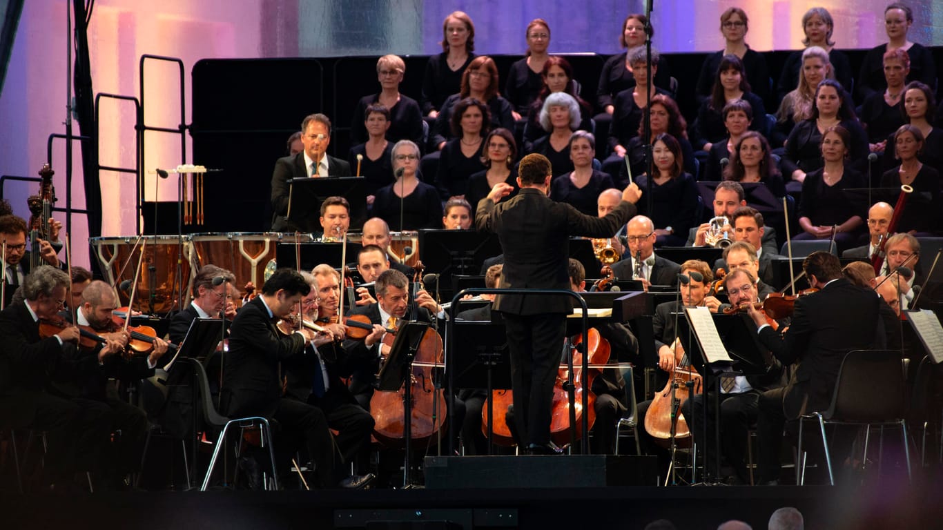 Die Berliner Philharmoniker spielen ein Open-Air-Konzert am Brandenburger Tor (Archivbild): Mitte März dürfen sie erstmals wieder vor 1.000 Menschen spielen.