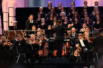 Die Berliner Philharmoniker spielen ein Open-Air-Konzert am Brandenburger Tor (Archivbild): Mitte März dürfen sie erstmals wieder vor 1.000 Menschen spielen.