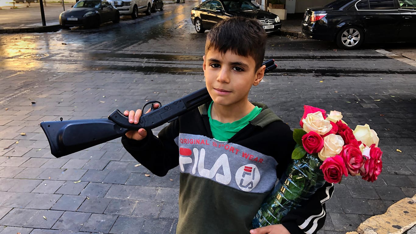 Ein aus seiner Heimatstadt vertriebener syrischer Junge: Das Bild von Normalität wird für Kinder, die keinen Frieden erlebt haben, verzerrt.
