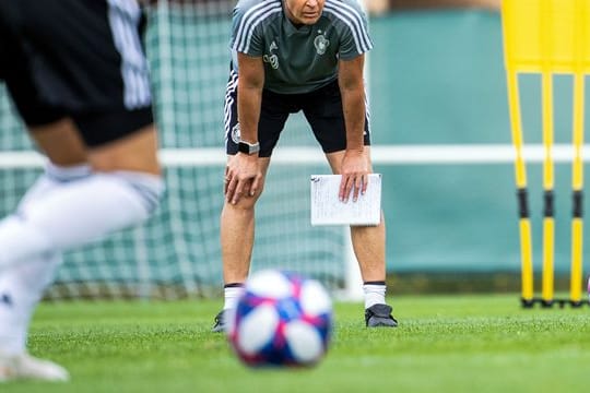 Bundestrainerin Martina Voss-Tecklenburg beobachtet das Training ihrer Mannschaft.