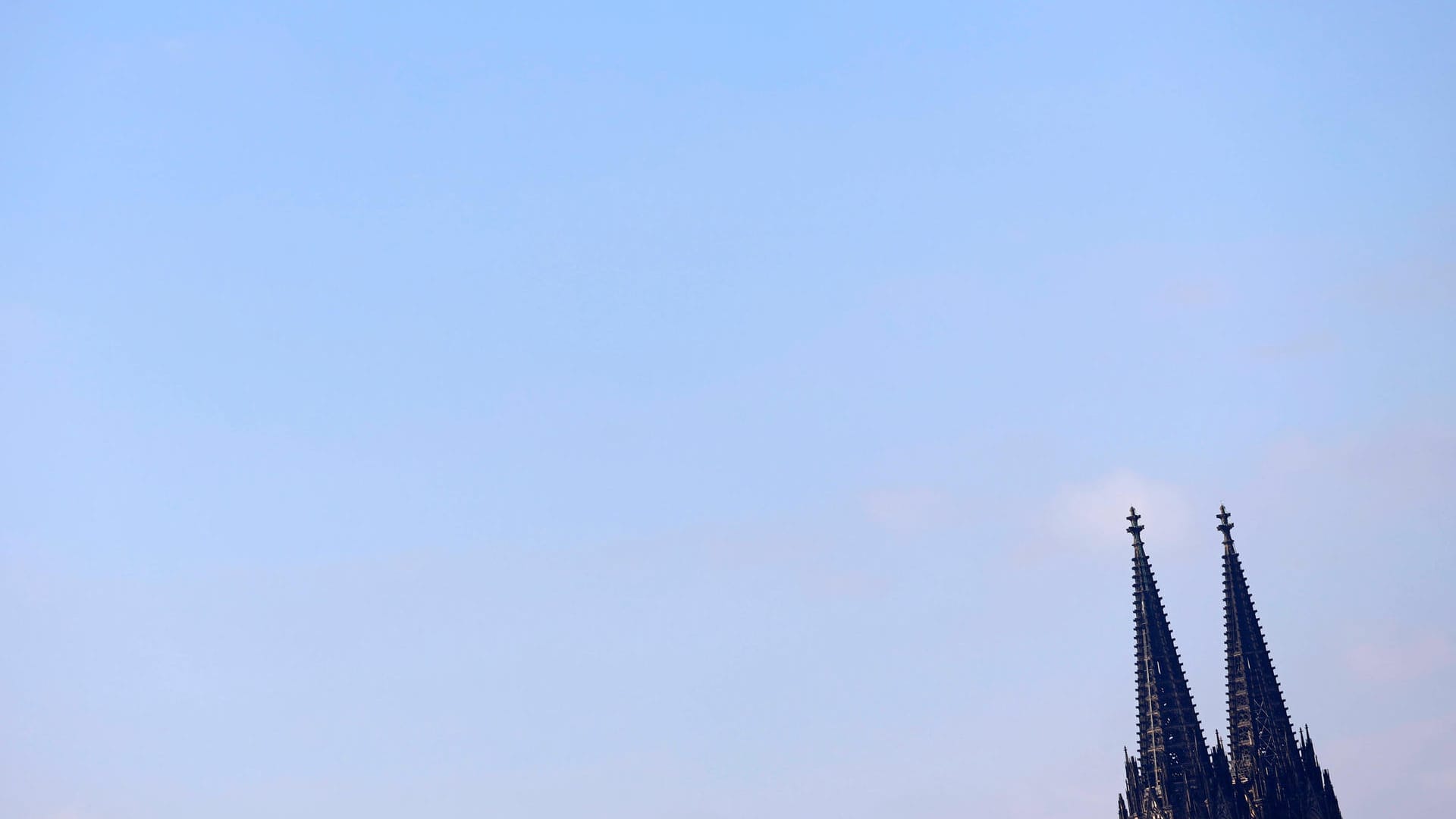 Die Kölner Domspitzen (Symbolbild): Mit einer Plakataktion richteten sich Aktivisten vor dem Kölner Dom gegen Erzbischof Rainer Maria Woelki. Die Kölner Domspitzen (Symbolbild): Mit einer Plakataktion richteten sich Aktivisten vor dem Kölner Dom gegen Erzbischof Rainer Maria Woelki.