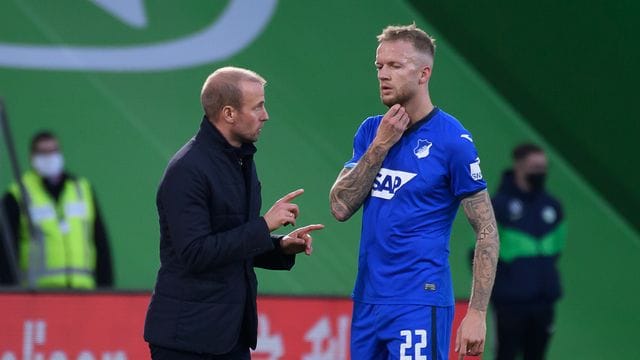 Hoffenheims Trainer Sebastian Hoeneß (l) und Abwehrspieler Kevin Vogt. Hoffenheims Trainer Sebastian Hoeneß (l) und Abwehrspieler Kevin Vogt.