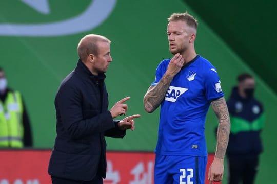 Hoffenheims Trainer Sebastian Hoeneß (l) und Abwehrspieler Kevin Vogt.