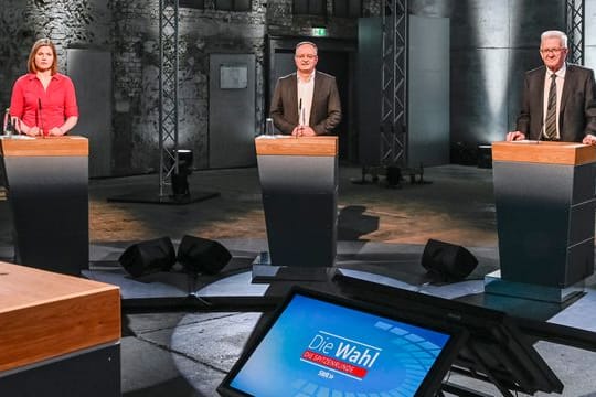 Sahra Mirow (Die Linke, l-r), Andreas Stoch (SPD), und Ministerpräsident Winfried Kretschmann (Bündnis 90/Die Grünen) bei einer Diskussionsrunde vor der Landtagswahl in Baden-Württemberg.