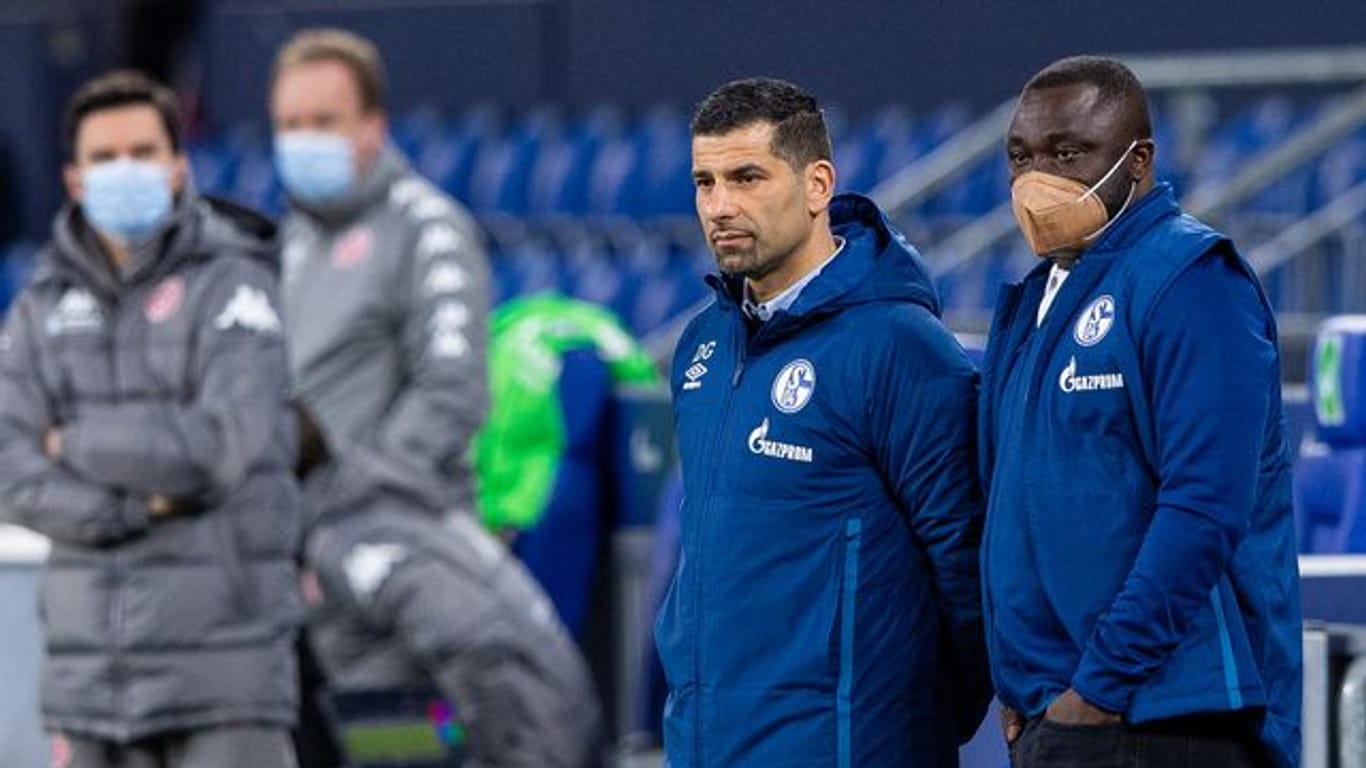 Das Schalker Trainerteam um Dimitrios Grammozis (M) hofft nach dem Punktgewinn gegen Mainz auf einen Dreier in Wolfsburg.