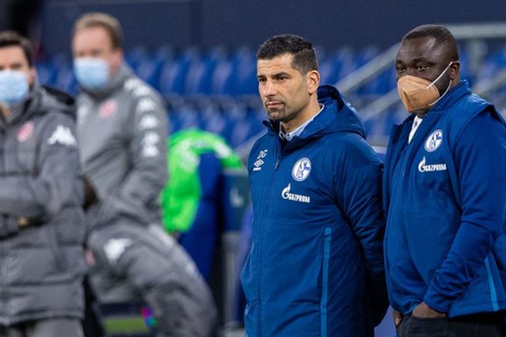 Das Schalker Trainerteam um Dimitrios Grammozis (M) hofft nach dem Punktgewinn gegen Mainz auf einen Dreier in Wolfsburg.
