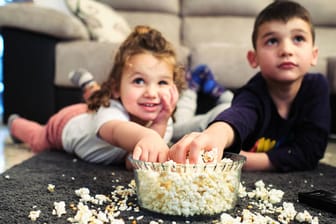 Kinder vor dem Fernsehen (Symbolbild): Kinder sollen in der viel kritisierten TV-Sendung Fragen zu ihrem Körper stellen.