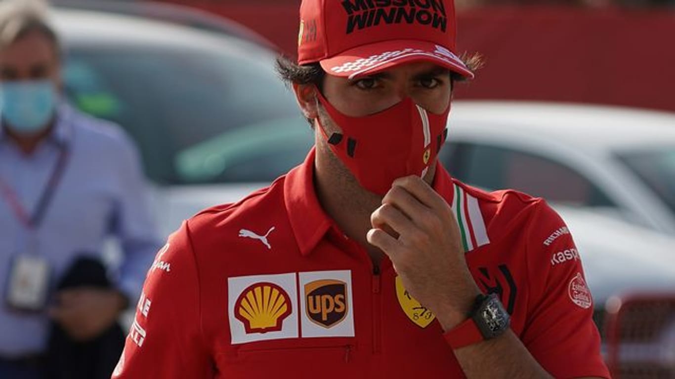 Ließ sich in Bahrain gegen das Coronavirus impfen: Ferrari-Pilot Carlos Sainz.