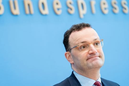 "Ich bedaure es, dass auf dieser Grundlage - Wissensstand jetzt Freitagvormittag - einige Länder in der Europäischen Union das Impfen mit Astrazeneca ausgesetzt haben": Jens Spahn.