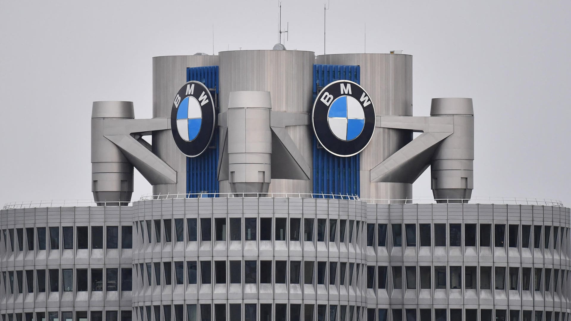 BMW-Zentrale in München: Einem Bericht zufolge wurde nun beschlossen, wann der letzte Mini mit Verbrennungsmotor auf den Markt komme.